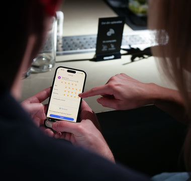 Bruger, der afgiver en Google anmeldelse ved at give stjerner på en smartphone.
