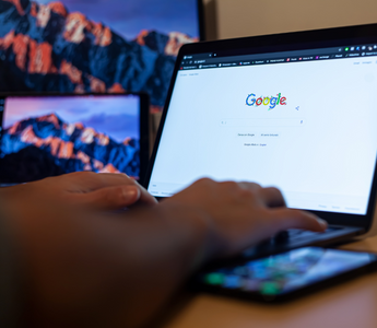 Person, der bruger en laptop til at søge efter Google My Business for at optimere virksomhedens profil og øge synligheden på Google.